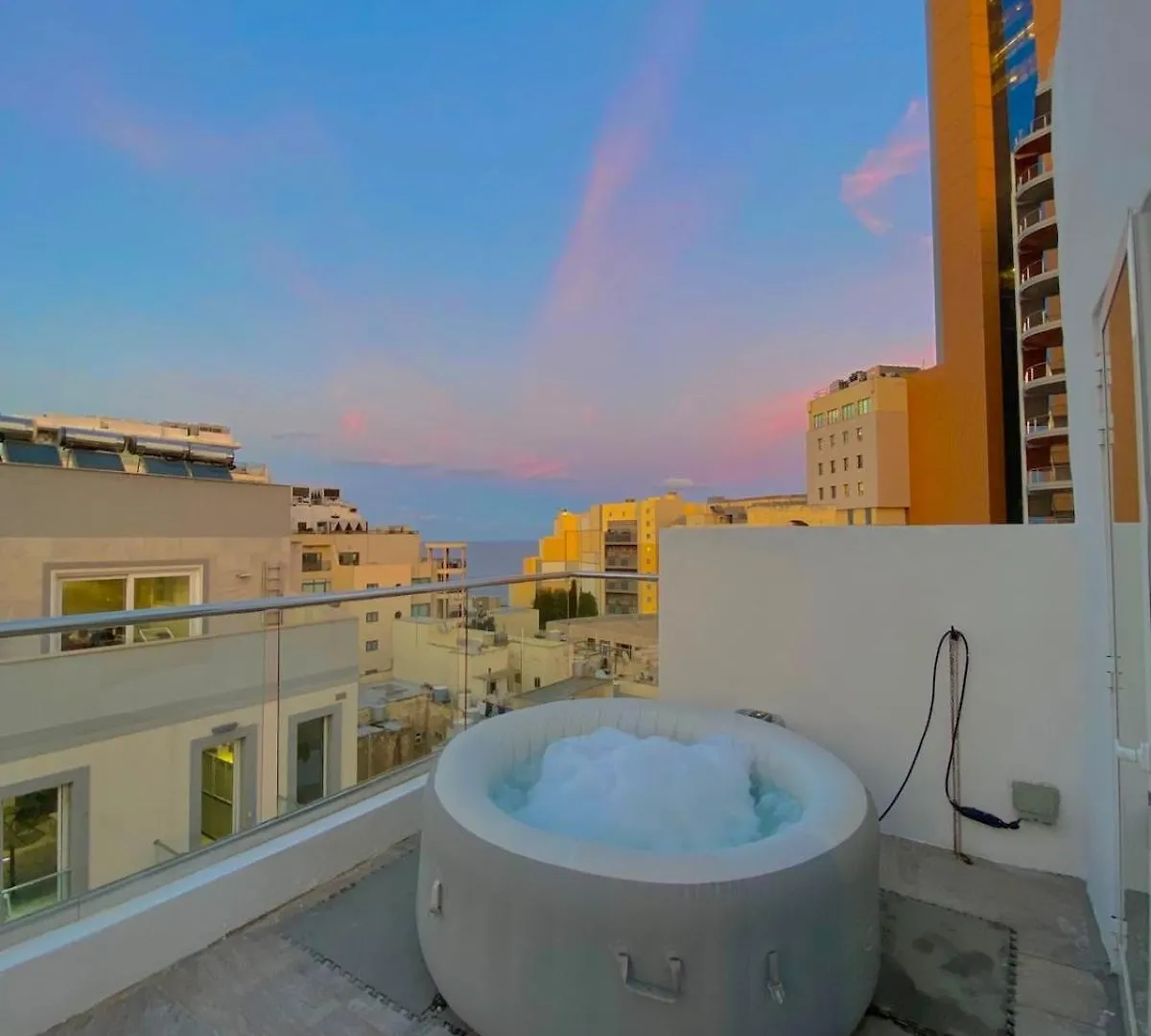 Paceville - Penthouse - Hot Tub & Sea View Roof San Ġiljan